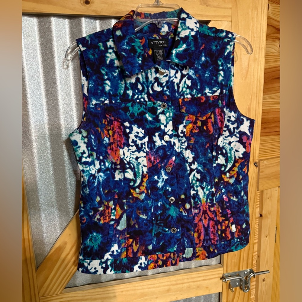 ATTYRE Women’s multicolored Button Vest. Size M. 23” long and 20” across